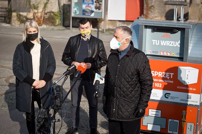 Wałbrzych: Czerwone pojemniki na elektryczne śmieci już w mieście