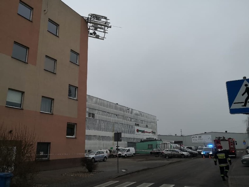 Na ulicy Jagiellońskiej w Tczewie przewrócił się maszt antenowy