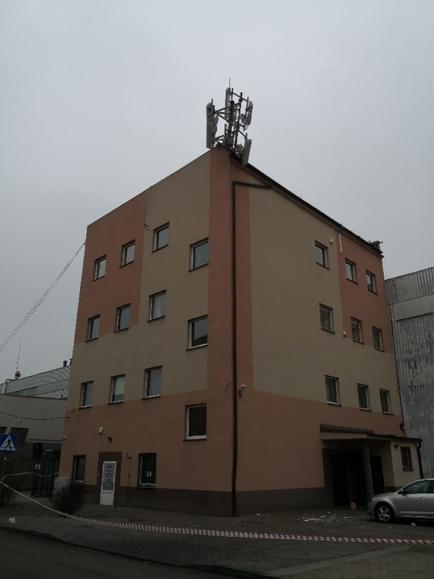 Na ulicy Jagiellońskiej w Tczewie przewrócił się maszt antenowy
