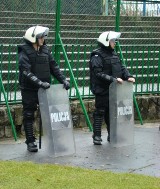 Nowa Huta. Zarzuty dla kiboli za atak na policjantów po meczu KS Wróżenice - KS Szreniawa Koszyce