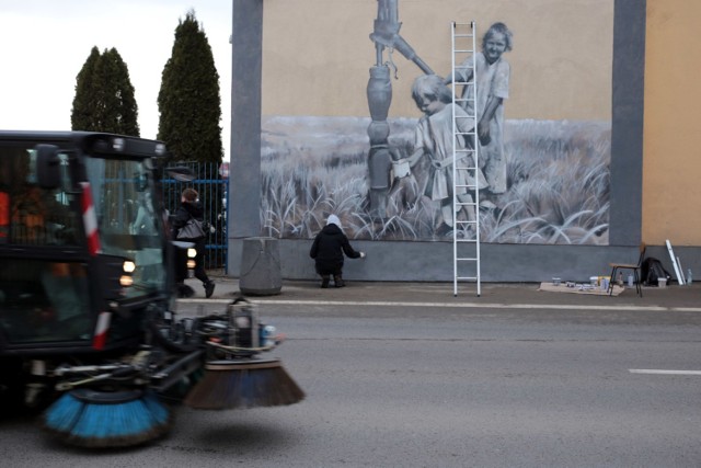 Nowy mural Arkadiusza Andrejkowa powstał na ścianie MPWiK przy ul. Naruszewicza w Rzeszowie. Do dziewczynki, namalowanej jesienią, dołączyły koleżanki. To już kolejny mural sanockiego artysty w naszym mieście.