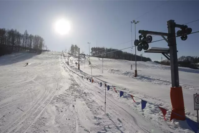 Stacja Narciarska Siepraw Ski

Siepraw Ski to stacja narciarska, do której dojedziemy w naprawdę krótkim czasie - dojazd od centrum Krakowa zajmuje niecałe pół godziny!

Godziny otwarcia: 09:00-20:00

Dla spragnionych zimowego szaleństwa stacja przygotowała 4 wyciągi orczykowe oraz nowoczesny wyciąg taśmowy- idealny dla najmłodszych narciarzy o długości 70 m. 

Przy kompleksie narciarskim znajdują się również parkingi, wypożyczalnia sprzętu, serwis, szkoła narciarska, restauracja, punkt gastronomiczny oraz toalety.


Ceny karnetów:

Karnety czasowe:
1 godzina: 30zł
2 godziny: 40zł
3 godziny: 45zł

Wyciąg A (350m) i B (350m): 3zł
Wyciąg D (50m) i E (180m): 20zł (11 przejazdów)
Wyciąg linka: 20zł (11 przejazdów)

Kaucja za kartę magnetyczną wynosi 10zł, które zostaną oddane wraz z oddaniem karnetu.

Siepraw Ski jest znakomitym stokiem dla osób, które dopiero zaczynają swoją przygodę z narciarstwem lub snowboardem.