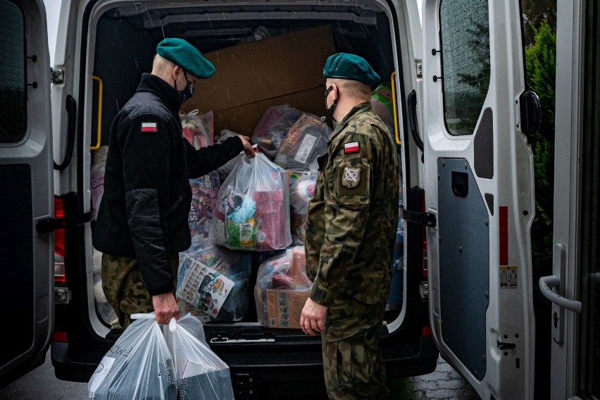 Żołnierze z podgoleniowskich Glewic w roli św. Mikołaja. Odwiedzili dzieci na oddziale onkologicznym