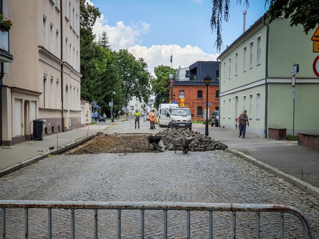 Trwa zrywanie bruku na Narutowicza w Lesznie