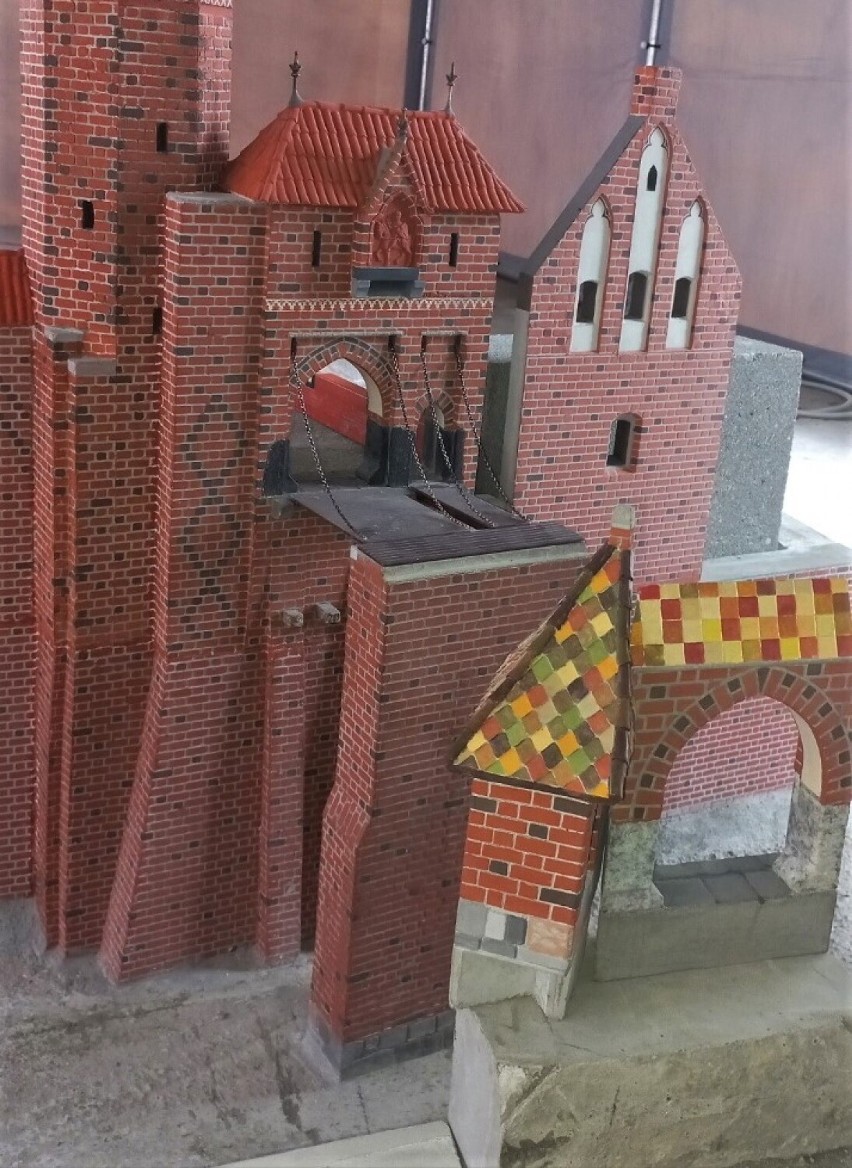 Malbork. Miniatura zamku powstaje w namiocie przy Piłsudskiego. Już widać pierwsze efekty montażu 