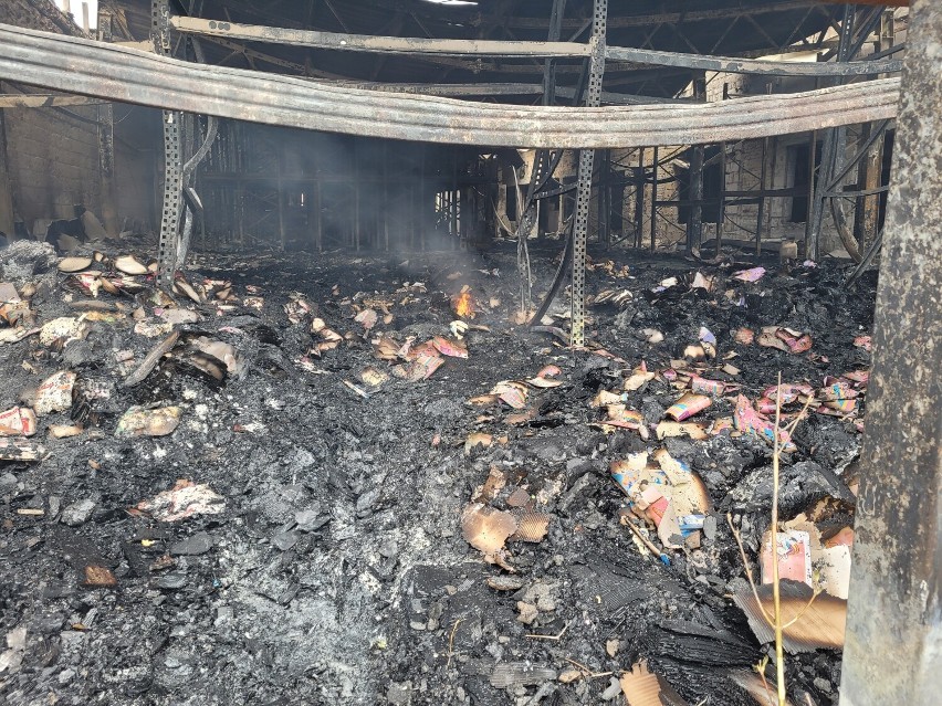 Przygnębiający obraz zniszczonej wskutek pożaru hali w Szamocinie