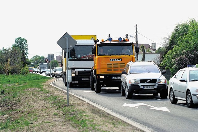 Dzięki poprawieniu oznakowania kierowcy nie łamią już przepisów, chcąc skręcić w ul. Tomaszowską. Nadal jednak na skrzyżowaniu tworzą się korki.