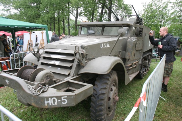 Na Moto Weteran Bazar można kupić lub zobaczyć współczesne i klasyczne motocykle, zabytkowe samochody. Nie zabraknie stoisk z odzieżą i sprzętem z demobilu, historyczną bronią, odznaczeniami i prezentacjami grup rekonstrukcyjnych. Można też znaleźć starocie, lampy i zegary, zabytkowe urządzenia i przedmioty, których zastosowania nawet trudno się domyślić.