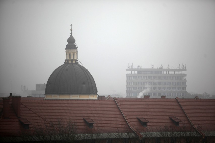 Kraków spowity mgłą. Fatalna jakość powietrza [ZDJĘCIA]