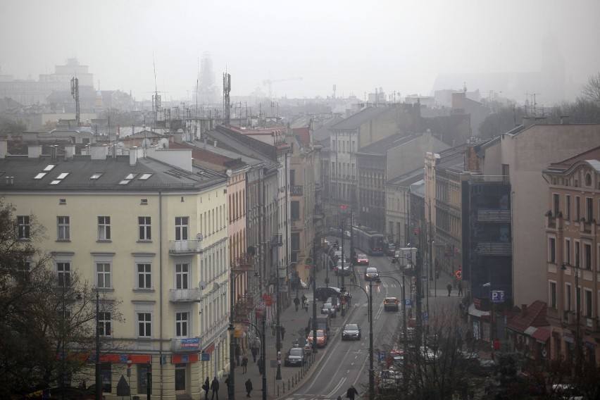 Kraków spowity mgłą. Fatalna jakość powietrza [ZDJĘCIA]