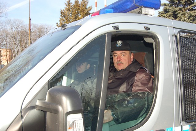 Sierż.szt Przemysław Mójta i st.sierż. Filip Nijakowski pełnią służbę na Posterunku Policji w Kazimierzu Biskupim. Sierż. szt. Mójta jest policjantem z wieloletnim doświadczeniem, jego kolega służbę w Policji rozpoczął 5 lat temu.