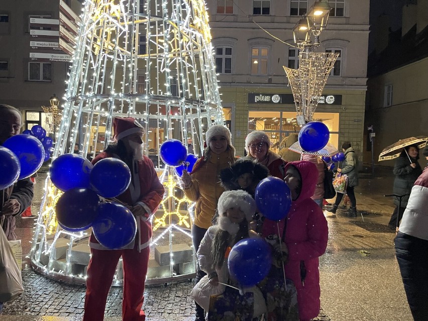 Mikołajowie z WSHE rozdawali prezenty