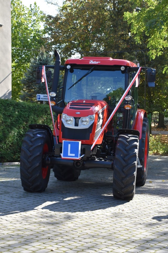 Uczniowie z Zespołu Szkół Rolniczych w Grzybnie będą uczyć się na jeżdżąc nowym ciągnikiem