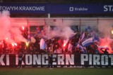 Hutnik - Ruch Chorzów. Kibice odpalili race. "Nowohucki koncern pirotechniczny" ZDJĘCIA