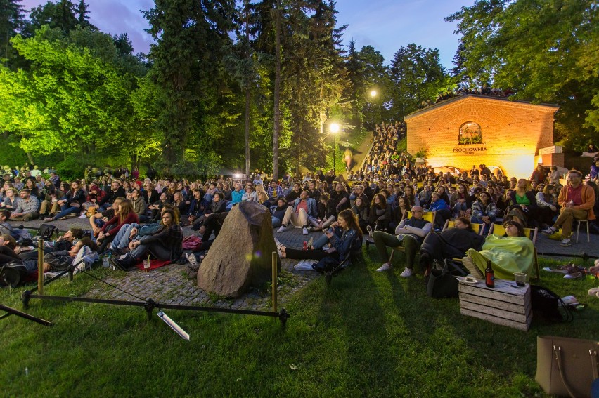 Kino pod chmurką w Prochowni Żoliborz. Ruszył sezon na letnie seanse [ZDJĘCIA]