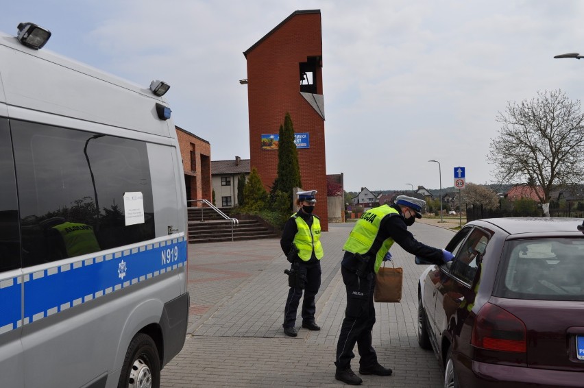 Mieszkańcy powiatu bytowskiego byli „grzeczni” podczas majowego weekendu. Policjanci rozdawali maseczki (zdjęcia)