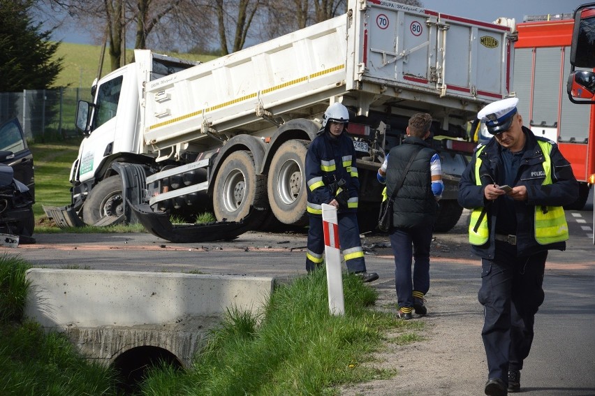 Wypadek na jerzmanówce. Osobówka uderzyła w TIR-a [FOTO]