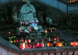 15 lat od śmierci Jana Pawła II w Pelplinie zapłonęły znicze 