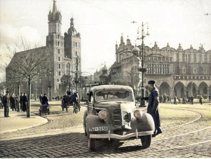 Kraków. Kiedyś Rynek Główny bardziej przypominał parking. Zobacz archiwalne zdjęcia w kolorach [GALERIA] [24.09.2020]