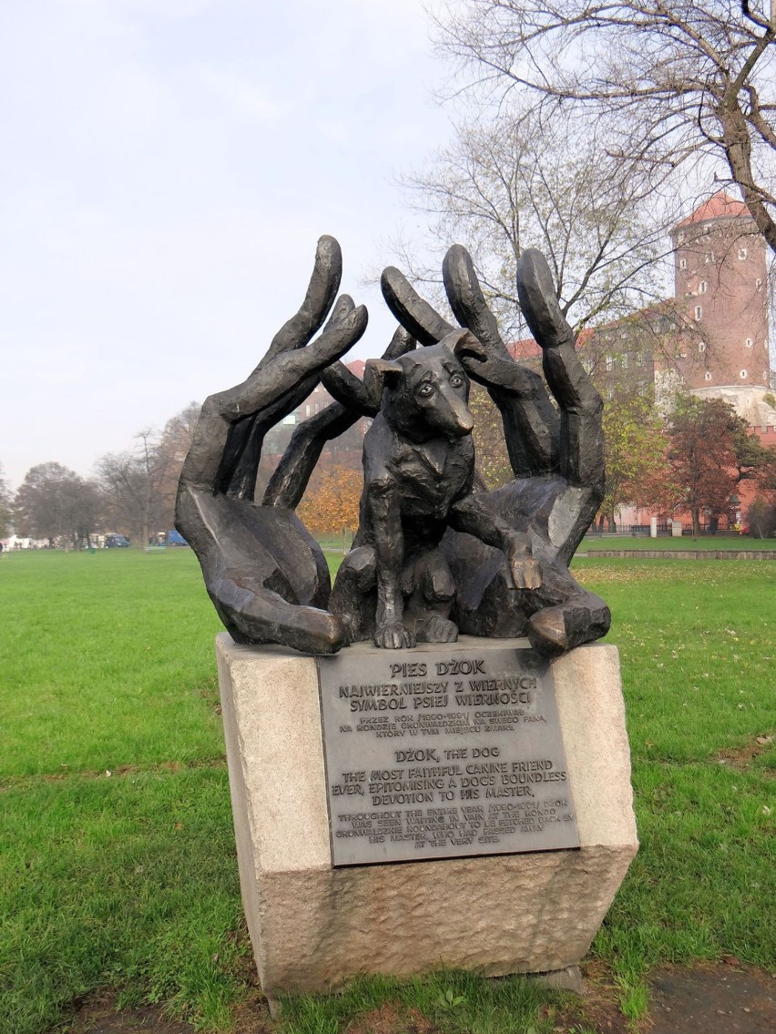Pomnik Dżoka odsłonięty 26 maja 2001 r. na krakowskim...