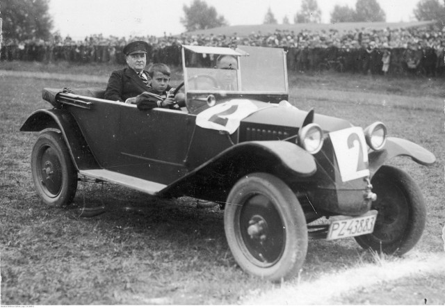 Wyścig samochodowy zorganizowany przez Automobilklub Wielkopolski na torze wyścigowym Ławica - 1929 rok.

Przejdź do kolejnego zdjęcia --->