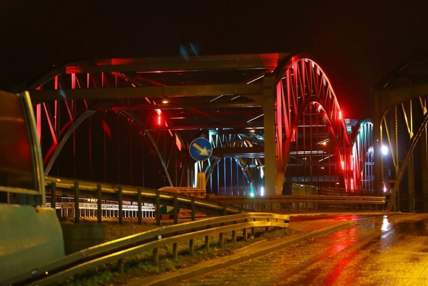 Gdańsk wspiera Światowy Dzień AIDS. Kolorowa iluminacja na wiaduktach