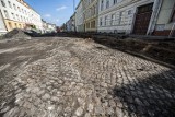 Rozpoczął się remont ulicy Piłsudskiego w Koszalinie. Odsłonięto starą kostkę brukową [ZDJĘCIA]