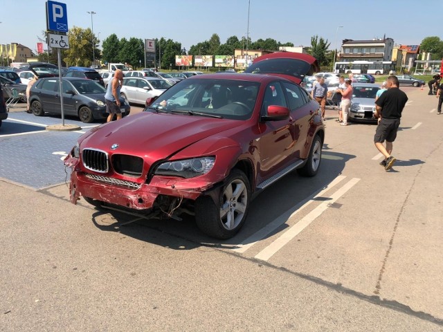 Siedem samochodów zostało uszkodzonych po manewrach pewnej pani, która chciała zaparkować swoje bmw przed Kauflandem przy ulicy Metalowców w Skarżysku. Szczęściem nikomu nic się nie stało.