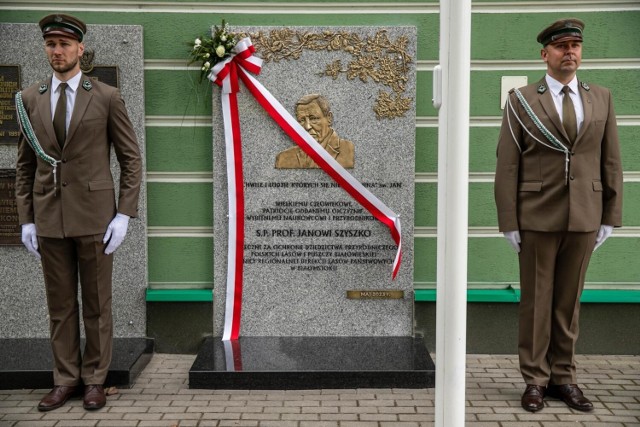 Odsłonięcie tablicy pamiątkowej poświęconej prof. Janowi Szyszko.