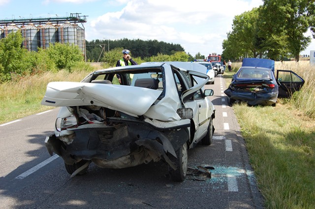 Zginął 66-letni pasażer samochodu marki Fiat Siena, a jego kierowca 58-letni mieszkaniec gminy Barlinek śmigłowcem Lotniczego Pogotowia Ratunkowego został przetransportowany do szpitala w Szczecinie.

Śmiertelny wypadek na trasie Barlinek - Pełczyce [ZDJĘCIA]