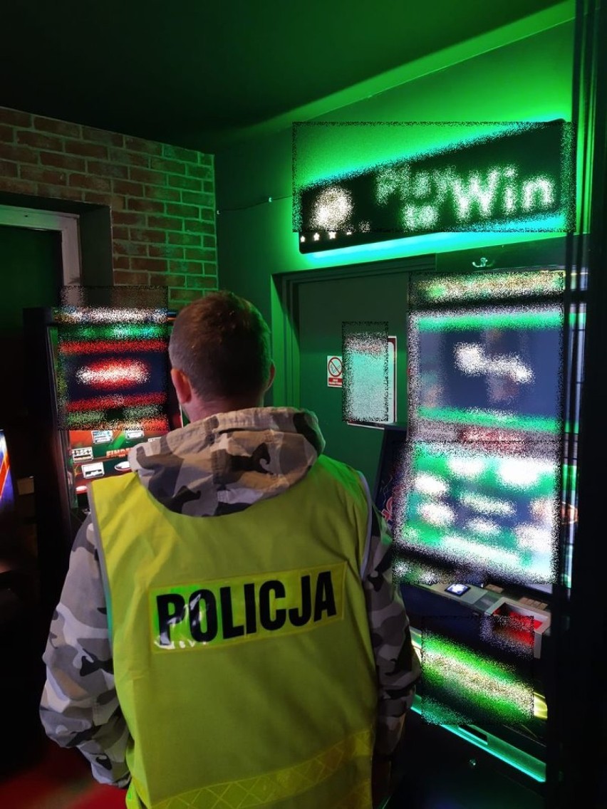 Jeleniogórscy policjanci zarekwirowali nielegalne automaty do gier