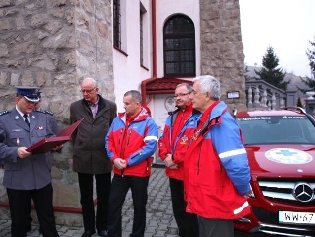 Komendant sądeckiej policji insp. Marek Rudnik (pierwszy z  lewej) i sądeccy goprowcy przed wspólną siedzibą w Piwnicznej