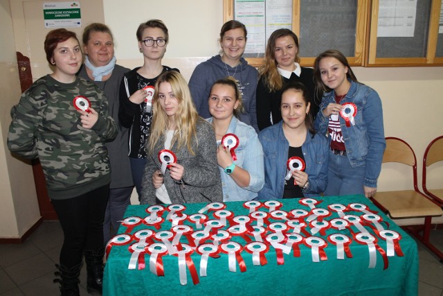 Na stoisku z kotylionami uczennice kl. II TE: Urszula Bielawska, Klaudia Rucz, Paulina Borkowska, Dominika Nikolin, Ola Sawicka, Milena Klebieko, Weronika Niklewicz, Gosia Kaźmierczak oraz  wychowawczyni Małgorzata Góral.