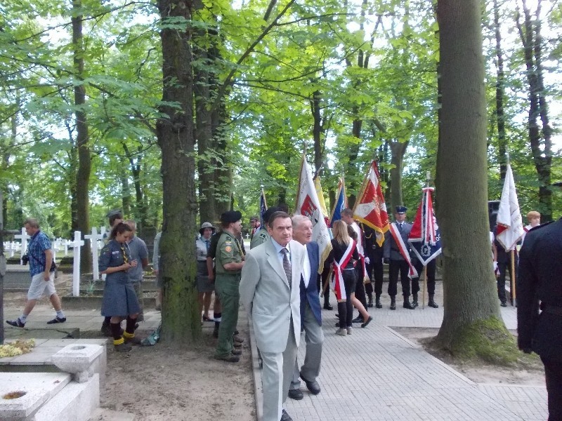 Uczcili pamięć bohaterów na cmentarzu garnizonowym [FOTO, WIDEO]