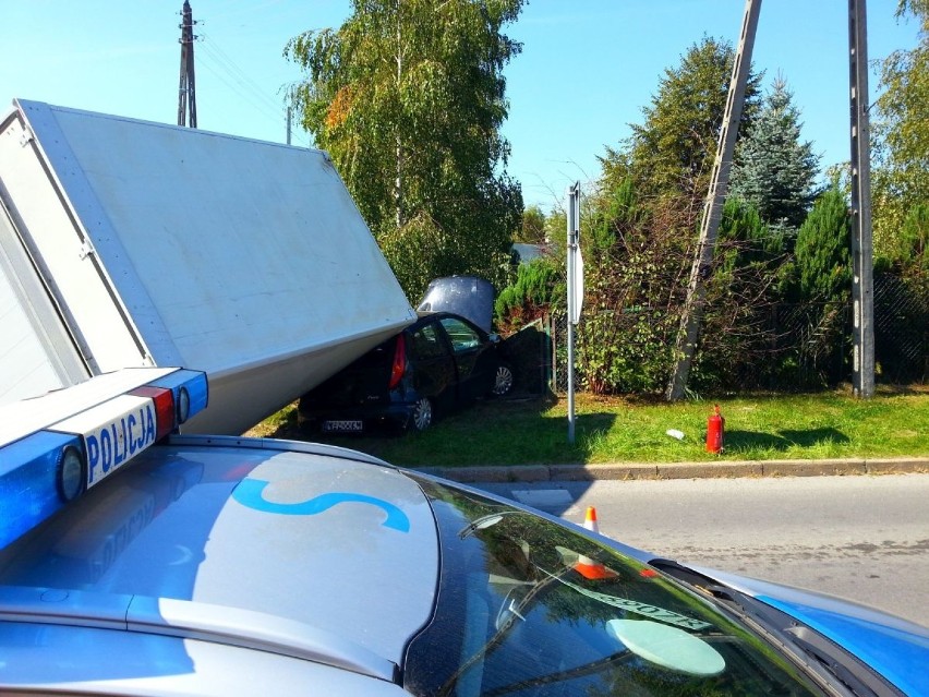 Groźny wypadek w Skarżysku. Auto dostawcze przygniotło fiata. Jedna osoba w szpitalu (ZDJĘCIA)
