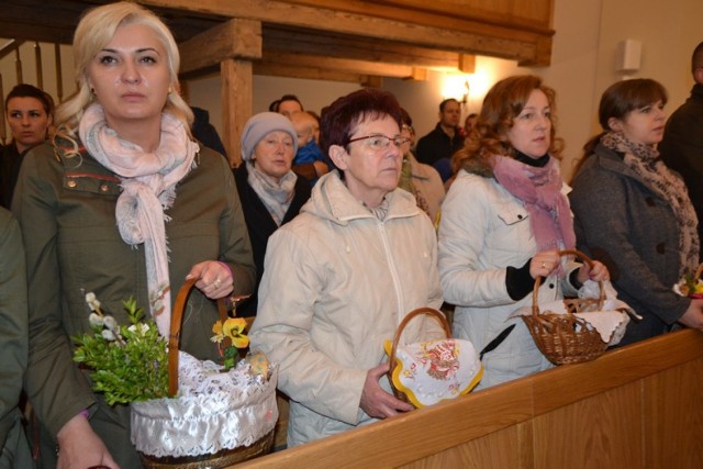 Święconka 2017 w kościele pw. św. Michała Archanioła w Kiełpinie odbywała się co godzinę. Za każdym razem świątynię wypełniał tłum wiernych.