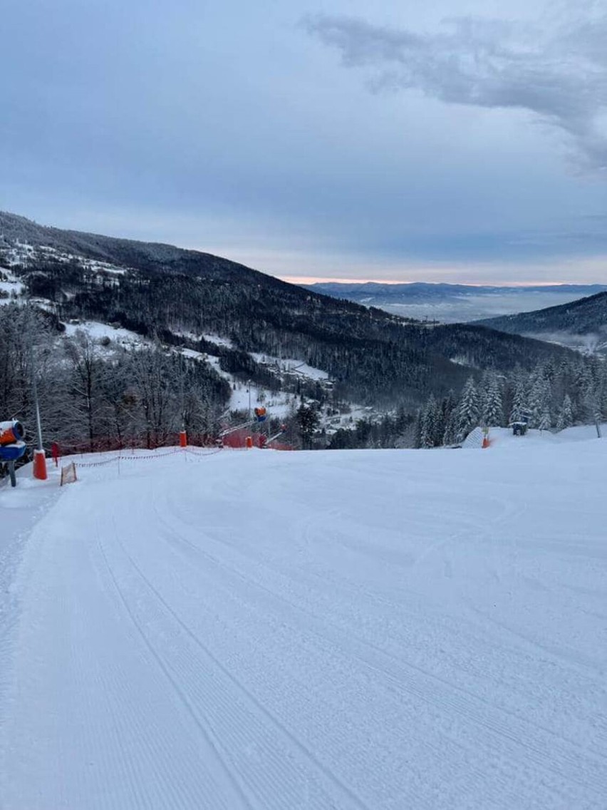 Beskid Sport Arena w Szczyrku rozpoczęła sezon narciarski. Śniegu nie brakuje. Kiedy więc ruszają kolejne stacje? Zobacz ZDJĘCIA