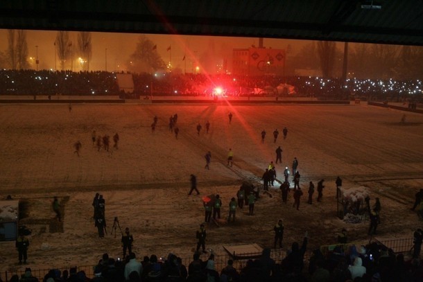 Kibice wnoszą setki rac, choć ochroniarze sprawdzają każdego