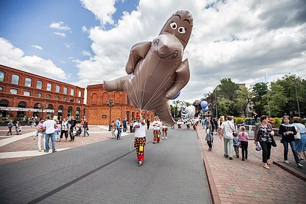 Parada bohaterów filmu "Madagaskar" w Manufakturze