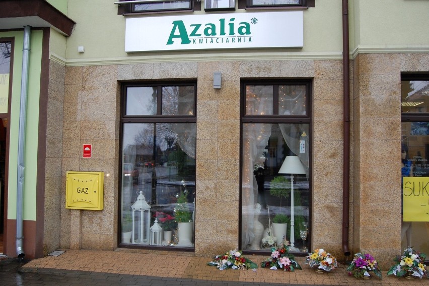 Kwiaciarnia Azalia znajduje się przy ulicy Sikorskiego 17 w...