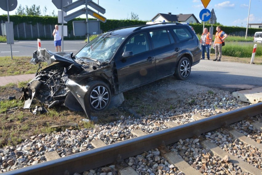 Zderzenie osobówki z pociągiem w Kielcach. Samochód zgasł na przejeździe