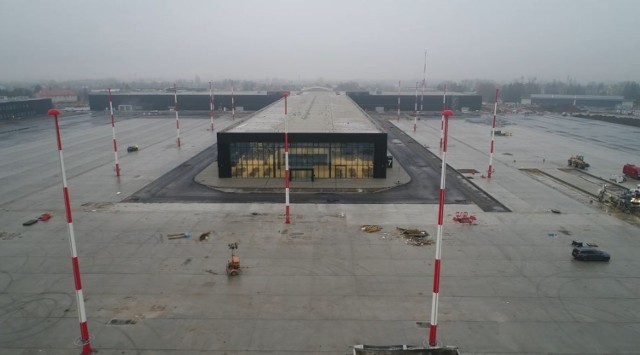 Nowość w otoczeniu terminala od strony wewnętrznej lotniska to nowe maszty oświetleniowe płyt postojowych dla samolotów.