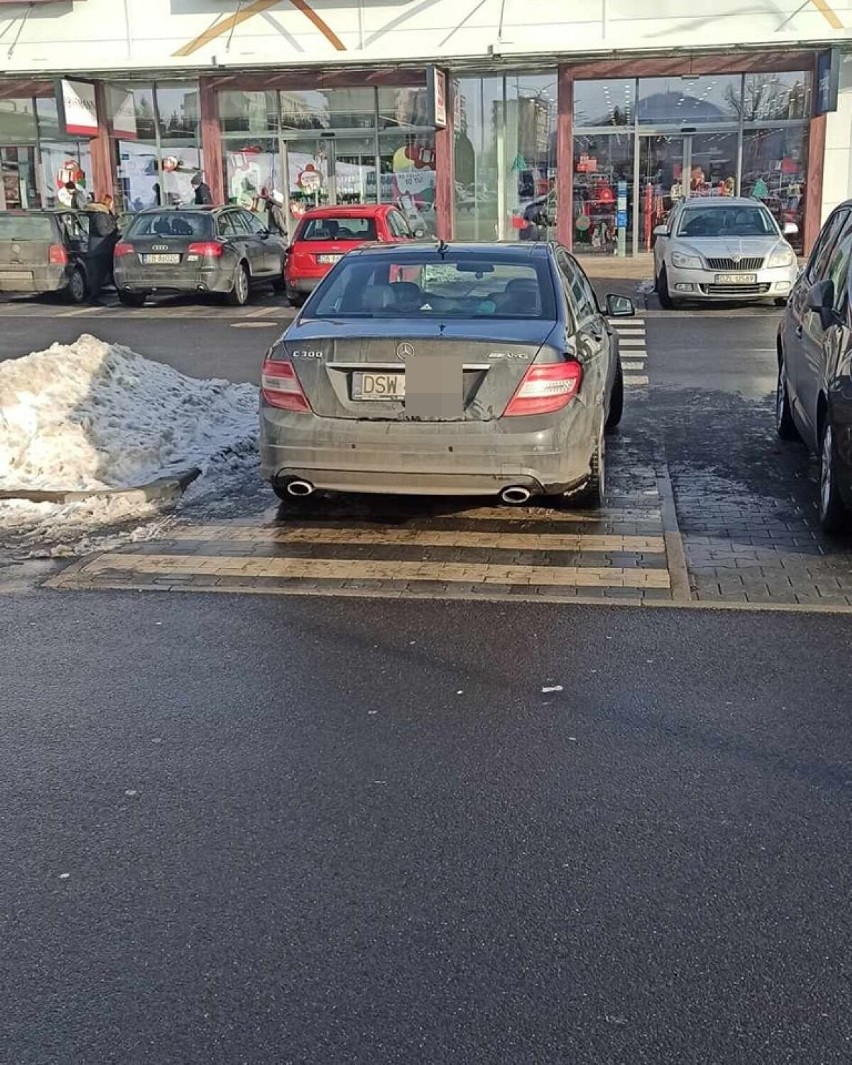 Mistrzowie parkowania z Wałbrzycha za nic mają przepisy i...