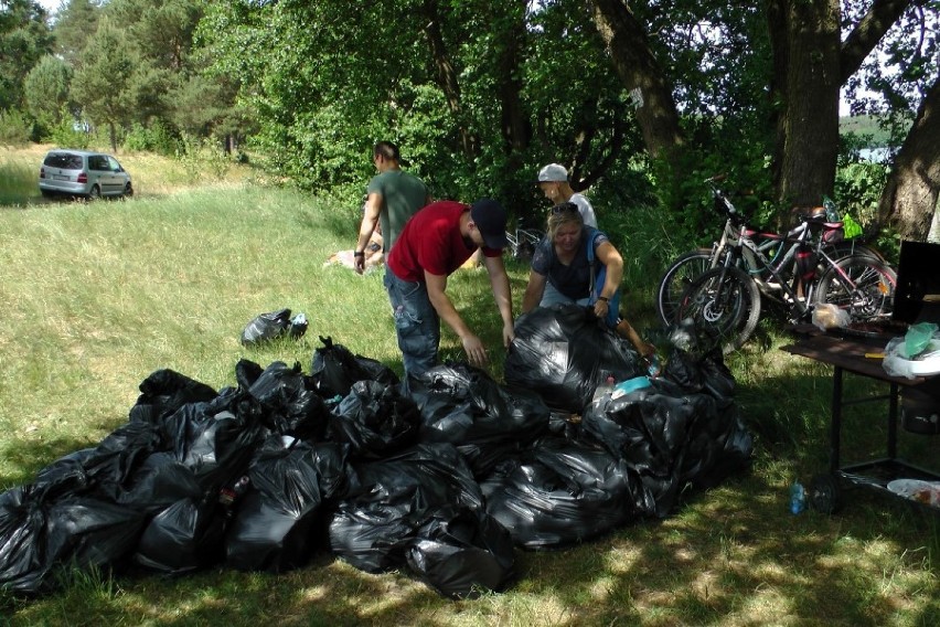 Pracownicy firmy NFM z rodzinami posprzątali okolice Jeziora Lubowidz ZDJĘCIA