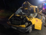 Wypadek pod Kąkolewem na krajowej 12. Bus wjechał w nieoświetlony pług