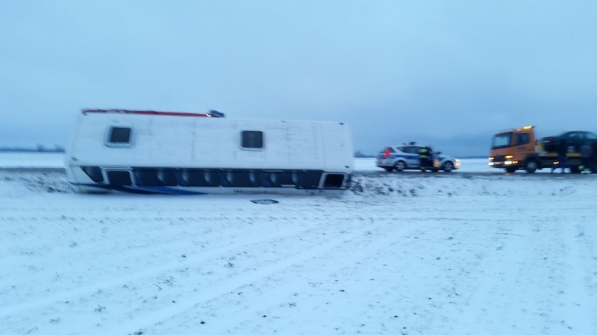 Orkan Fryderyka pod Strzelcami Opolskimi. Wiatr zdmuchiwał auta z drogi - autobus i osobówka w rowie