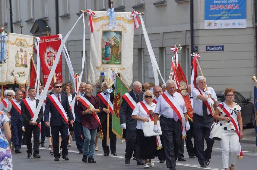 Boże Ciało w Kaliszu. Uroczysta procesja ulicami miasta