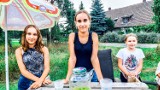 Pomysł na lato! Przedsiębiorcze dziewczyny sprzedają pyszną lemoniadę w Miłowicach niedaleko Żar. Chcą zarobić na wakacje