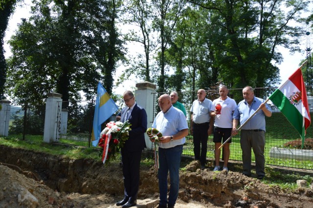 Delegacja z Węgier z posłem Attila Tilki odwiedziła Przemyśl, m.in. niedawno odkryty cmentarz wojenny przy ul. Kasztanowej.