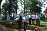 Delegacja z Węgier z posłem Attila Tilki odwiedziła niedawno odkryty cmentarz z I wojny przy ul. Kasztanowej w Przemyślu [ZDJĘCIA]